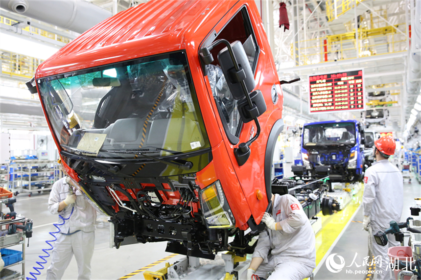 智能制造總裝柔性化生產(chǎn)線，可同時(shí)滿足多種車型混流生產(chǎn)。人民網(wǎng)記者 王郭驥攝