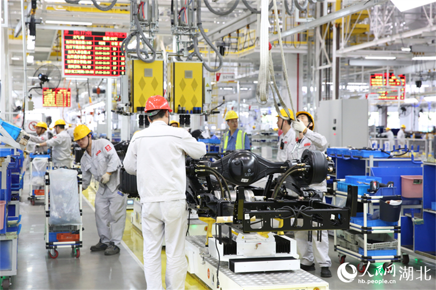 國內(nèi)首條輕卡行業(yè)的自動(dòng)化AGV生產(chǎn)線帶來效能提升。人民網(wǎng)記者 王郭驥攝