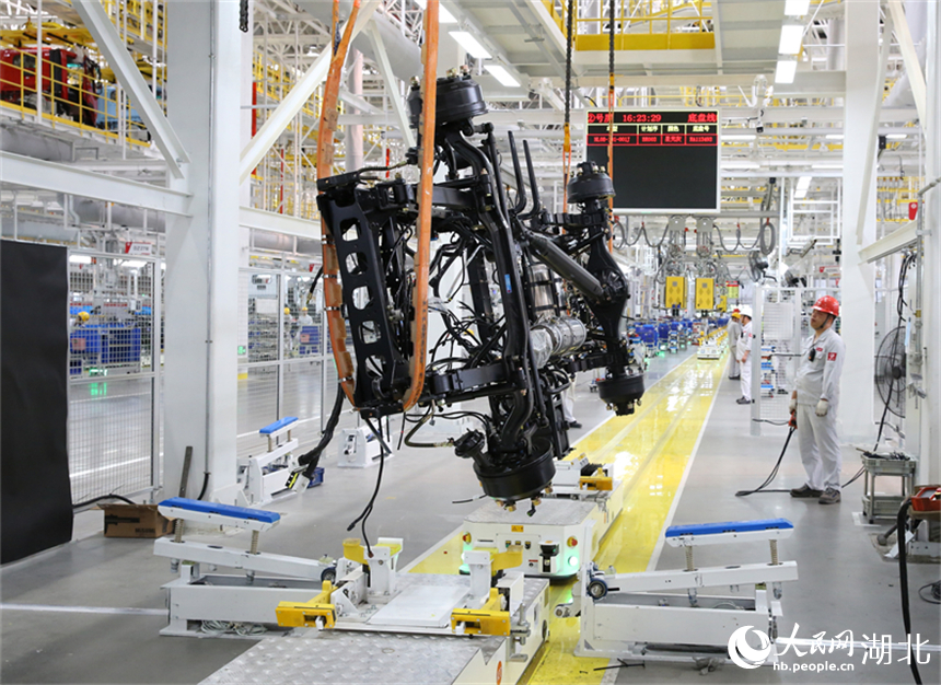 東風(fēng)輕型車智能制造和綠色工廠生產(chǎn)車間生產(chǎn)線上，車架實現(xiàn)自動翻轉(zhuǎn)。人民網(wǎng)記者 王郭驥攝