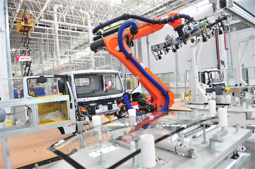 前風(fēng)窗玻璃自動(dòng)涂膠裝配。張明遠(yuǎn)攝