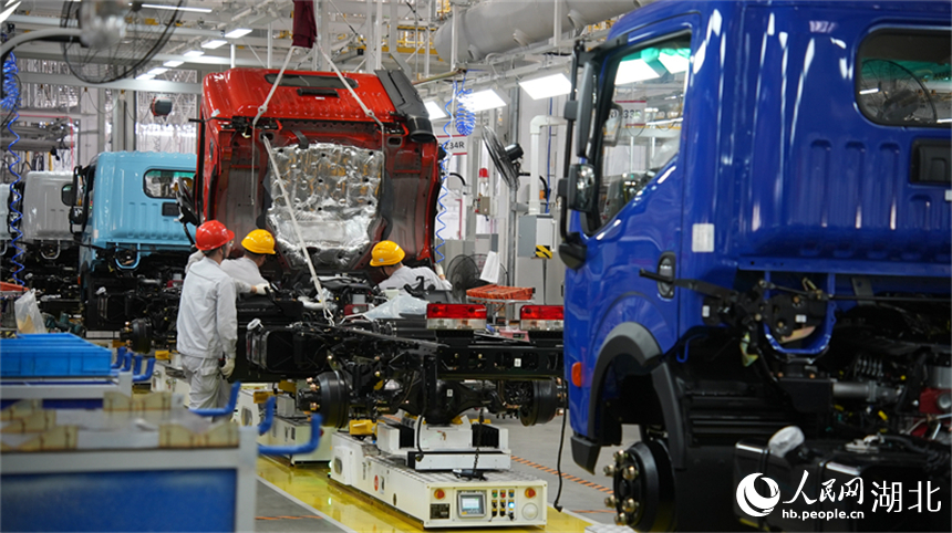 6月6日，東風(fēng)輕型車智能制造和綠色工廠生產(chǎn)車間。人民網(wǎng)記者 許崢攝