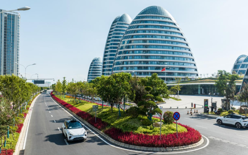 無(wú)人駕駛車輛在國(guó)家智能網(wǎng)聯(lián)汽車（武漢）測(cè)試示范區(qū)運(yùn)行。李巋攝