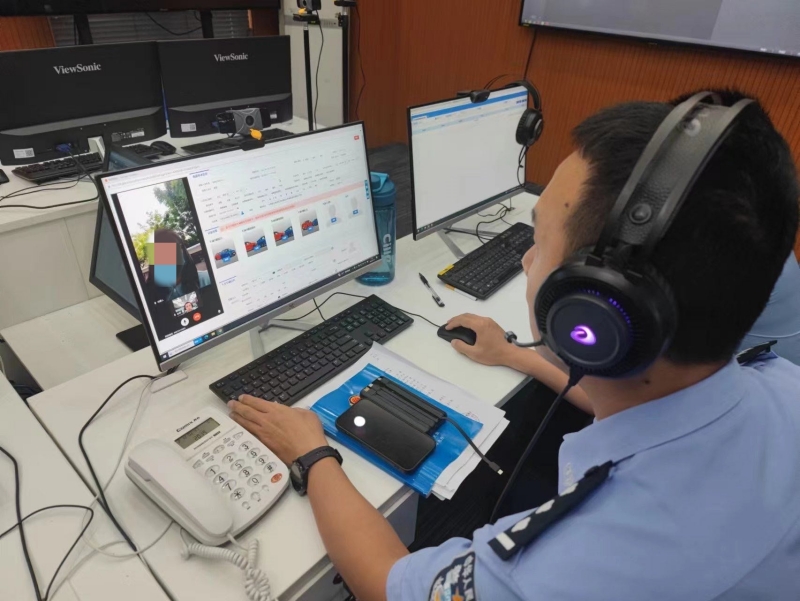 交警正在連線處理進(jìn)行事故責(zé)任認(rèn)定。高梓健攝