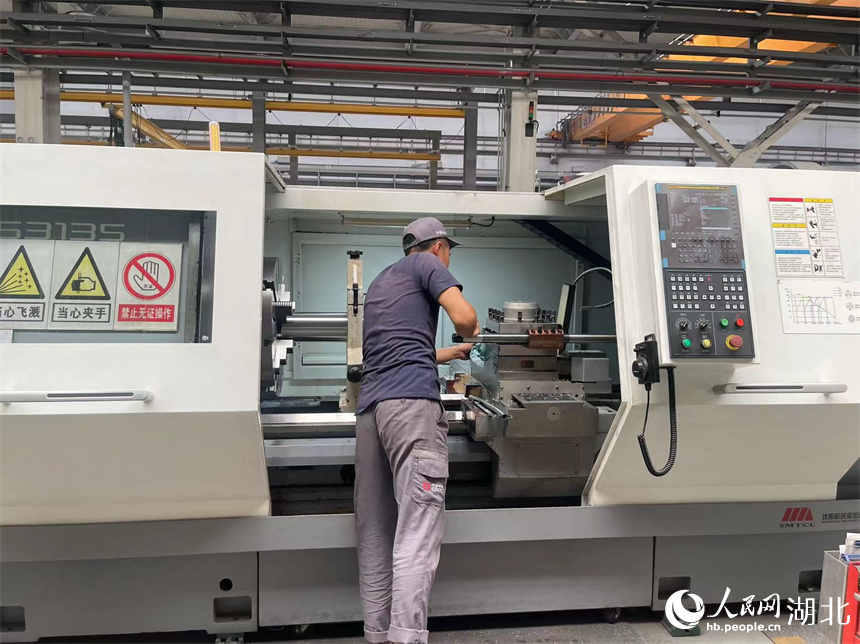工作人員正在對配件進行加工。人民網(wǎng)記者 周倩文攝