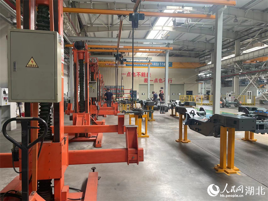 工廠里正在有序生產(chǎn)著。人民網(wǎng)記者 周倩文