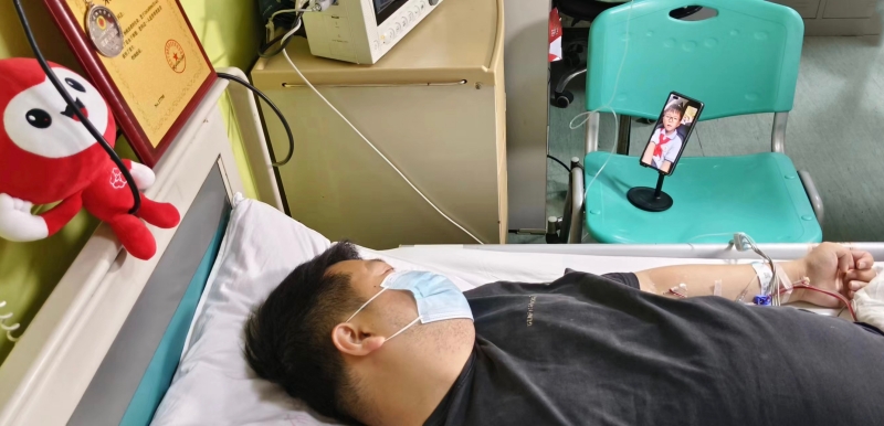 楊先生在采集過程中和兒子視頻通話。章晟攝