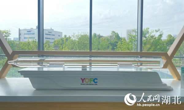 長飛的光纖預(yù)制棒展示。人民網(wǎng)記者 周恬攝