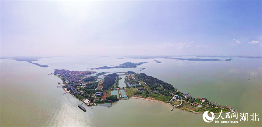 梁子湖中的梁子島。人民網(wǎng)記者 周倩文攝