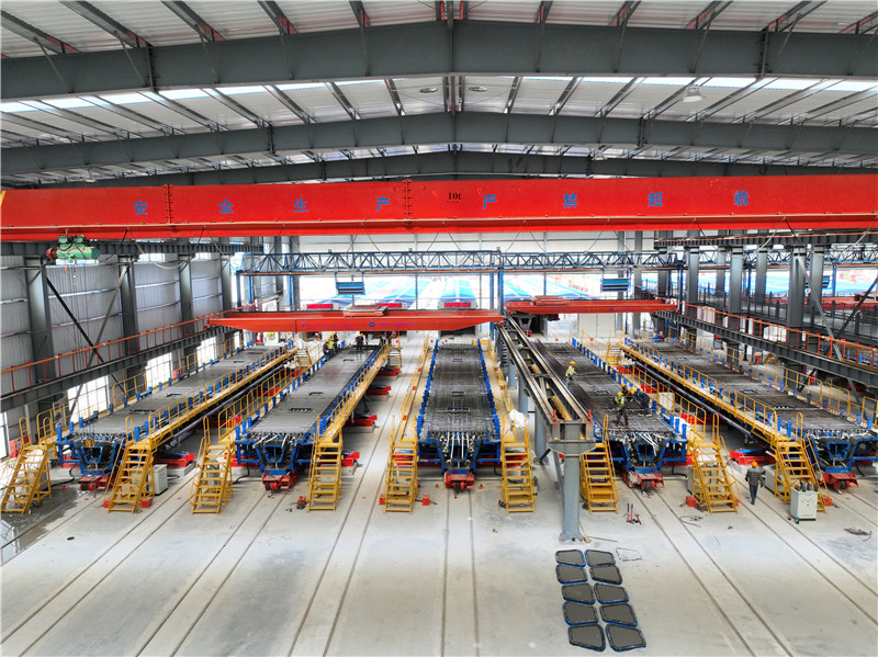 移動臺座聯(lián)動液壓模板實現(xiàn)自動合模。湖北交投建設(shè)集團供圖