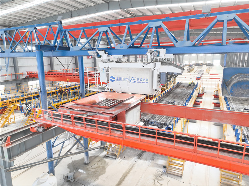 智能魚雷罐在軌道上行駛。湖北交投建設(shè)集團供圖