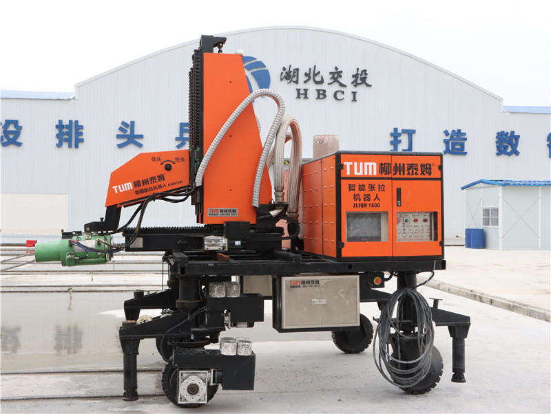 智能張拉機器人。湖北交投建設(shè)集團供圖