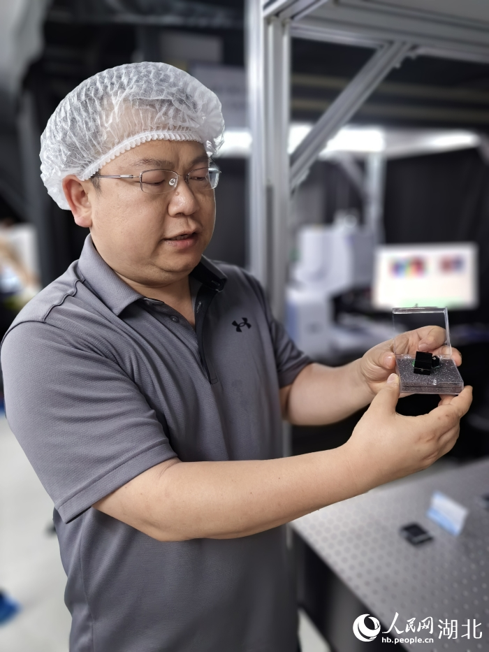 易飛向記者展示“光子鼻”。人民網(wǎng)記者 周雯攝