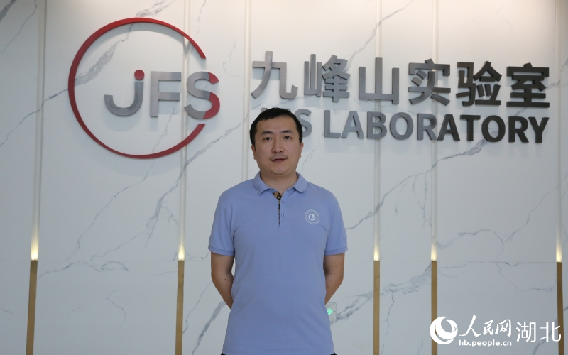 宋博翔在九峰山實(shí)驗(yàn)室。人民網(wǎng)記者 王郭驥攝