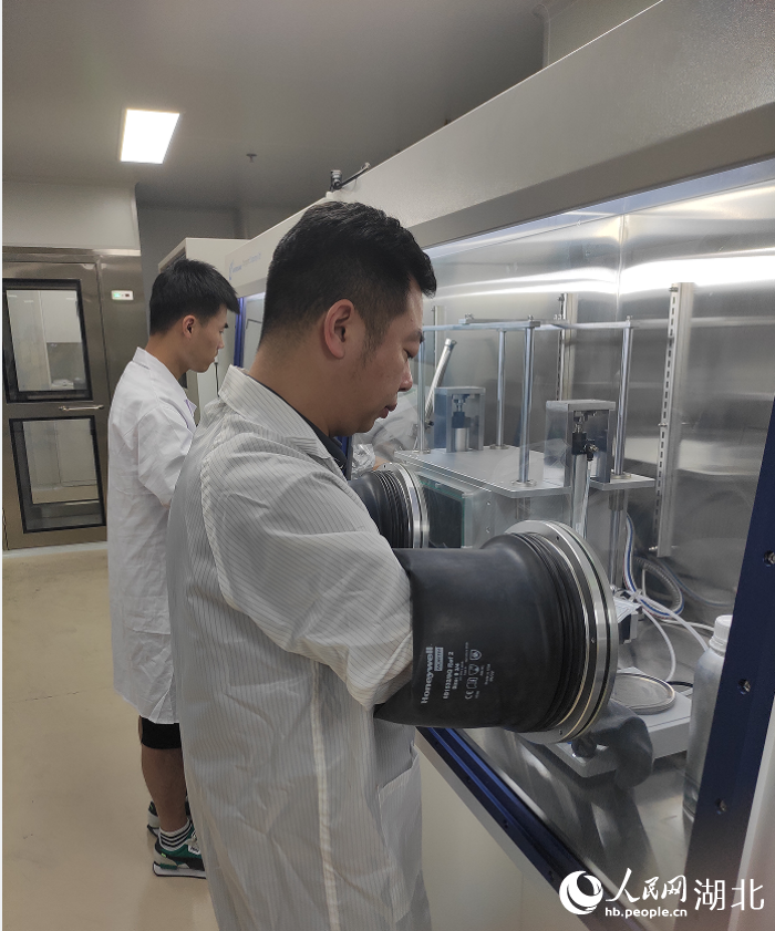 張虎極帶領(lǐng)李世棟一起操作實(shí)驗(yàn)。人民網(wǎng)記者 郭婷婷攝