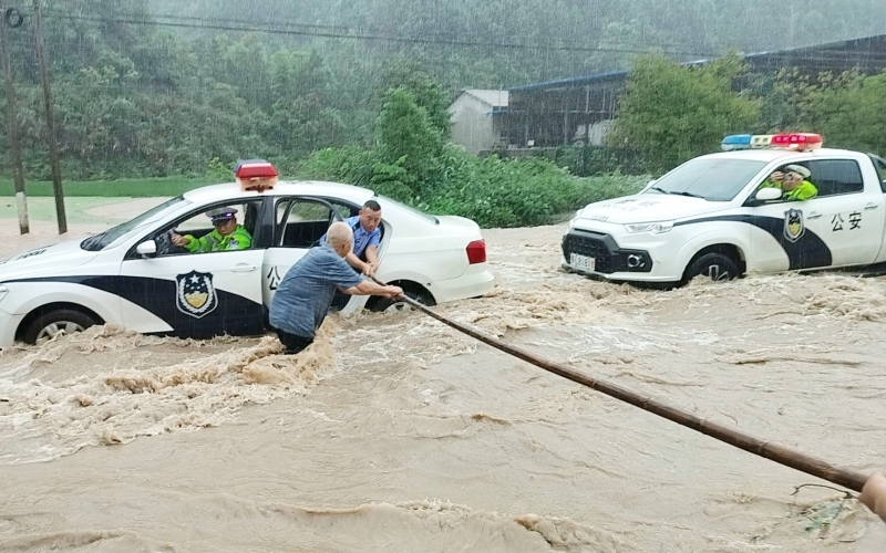 公安部門轉移受困群眾。唐成攝