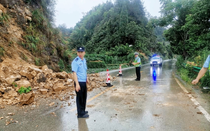 交警部門指揮疏導交通。唐成攝