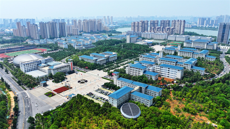 全國(guó)綠化先進(jìn)集體，被譽(yù)為全國(guó)最美大學(xué)校園之一。