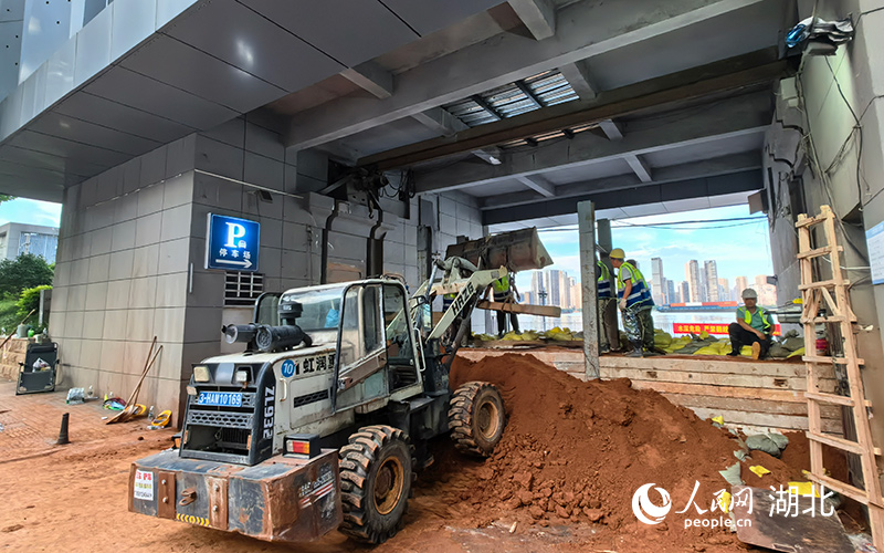 6月30日，武漢港18碼頭正在緊急加固。人民網(wǎng)記者 周雯攝