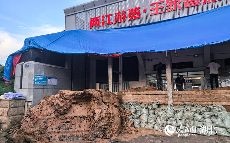 6月30日，兩江游覽·王家巷旅游碼頭正在防汛加固中。人民網(wǎng)記者 周雯攝