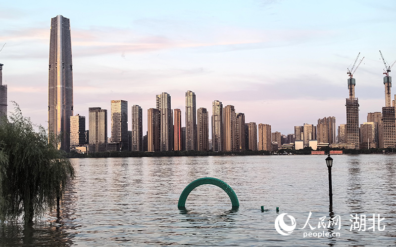 武漢江灘“一家五口”雕塑變“兩口”。人民網(wǎng)記者 周雯攝