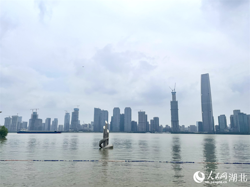 7月2日，武漢漢口江灘江水漫過親水平臺。人民網(wǎng)記者 周恬攝