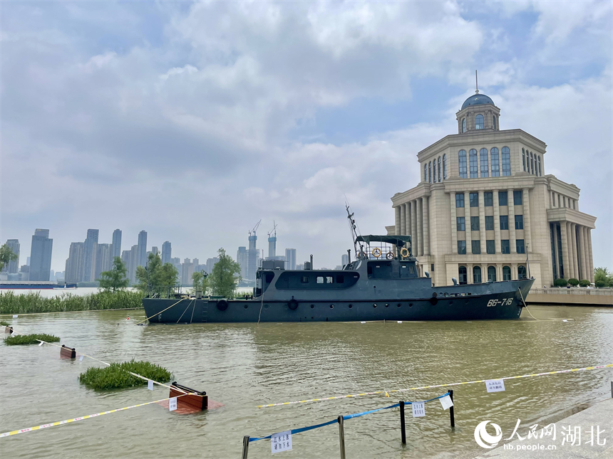 7月2日，武漢漢口江灘親水平臺供人參觀的輪船底部浸在江水中。人民網(wǎng)記者 周恬攝