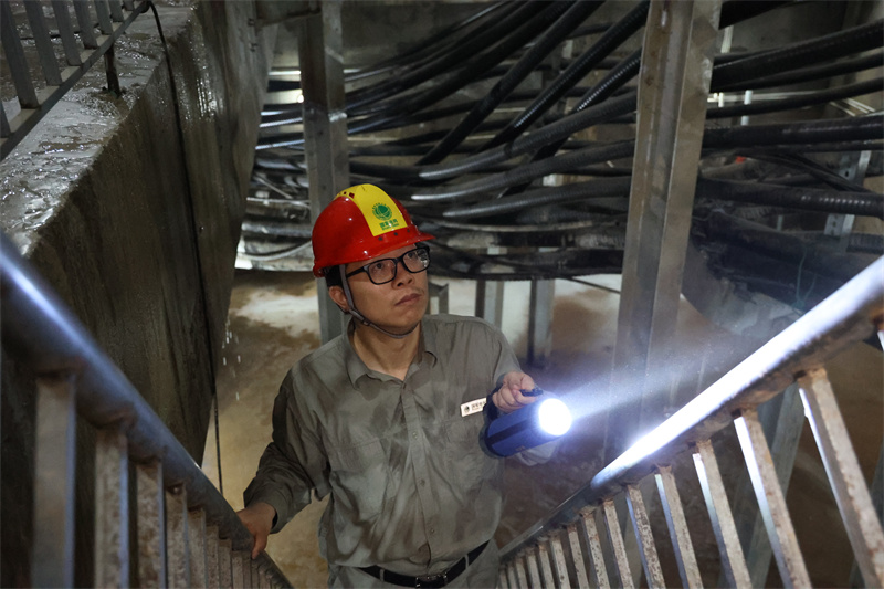 武漢供電人檢查變電站防汛情況。王欣攝