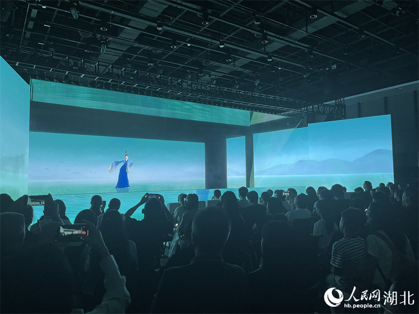 數(shù)字舞蹈《靈境·只此青綠》。人民網(wǎng)記者 張雋攝