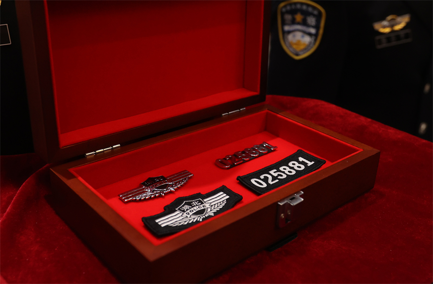 武漢公安封存邱建軍生前使用警號(hào)025881。應(yīng)后威攝