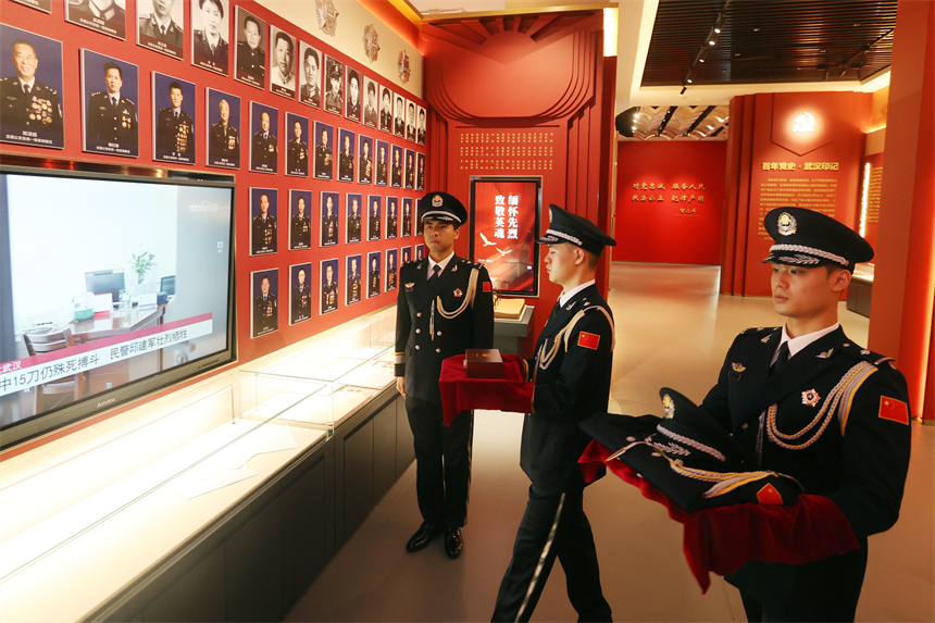 武漢公安封存邱建軍生前使用警號025881。應(yīng)后威攝