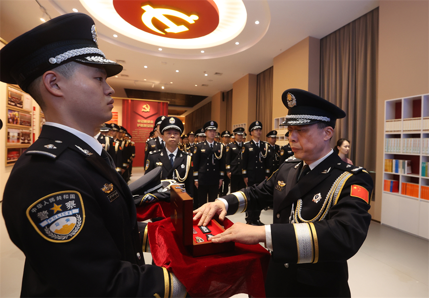 武漢公安封存邱建軍生前使用警號025881。應(yīng)后威攝