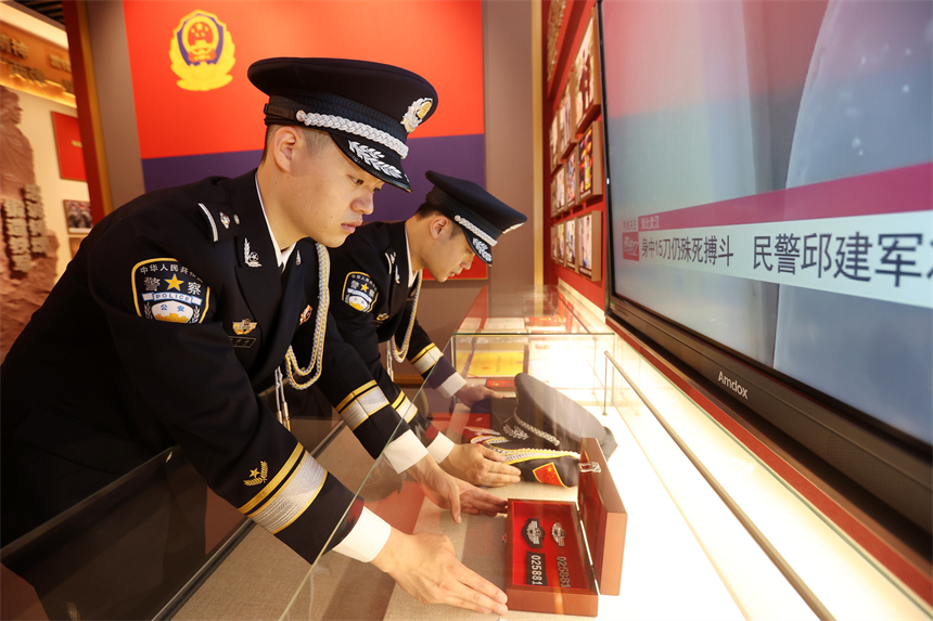 武漢公安封存邱建軍生前使用警號(hào)025881。應(yīng)后威攝