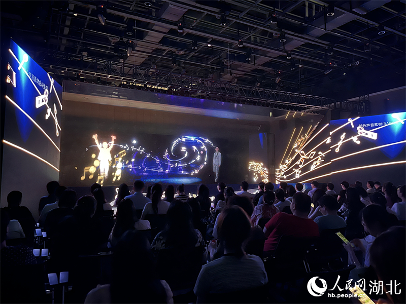 “夢幻靈境”AI展演現(xiàn)場火爆。人民網(wǎng)記者 張雋攝