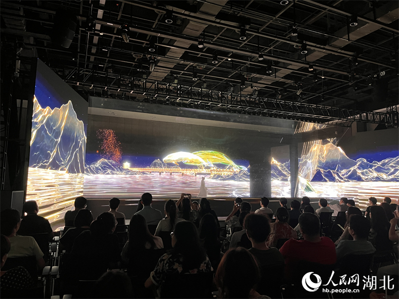 武漢長江大橋、黃鶴樓、江豚等充滿荊楚元素畫面呈現(xiàn)眼前。人民網(wǎng)記者 張雋攝