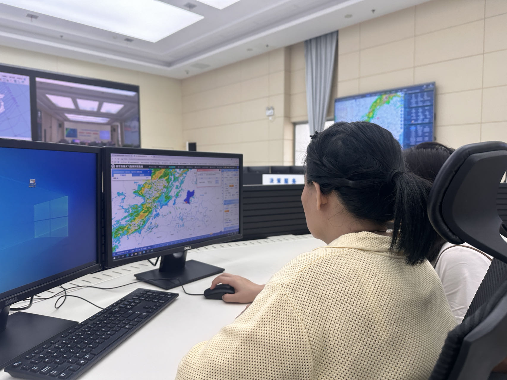 預(yù)報員在分析雷達(dá)回波。崔蕓嘉攝