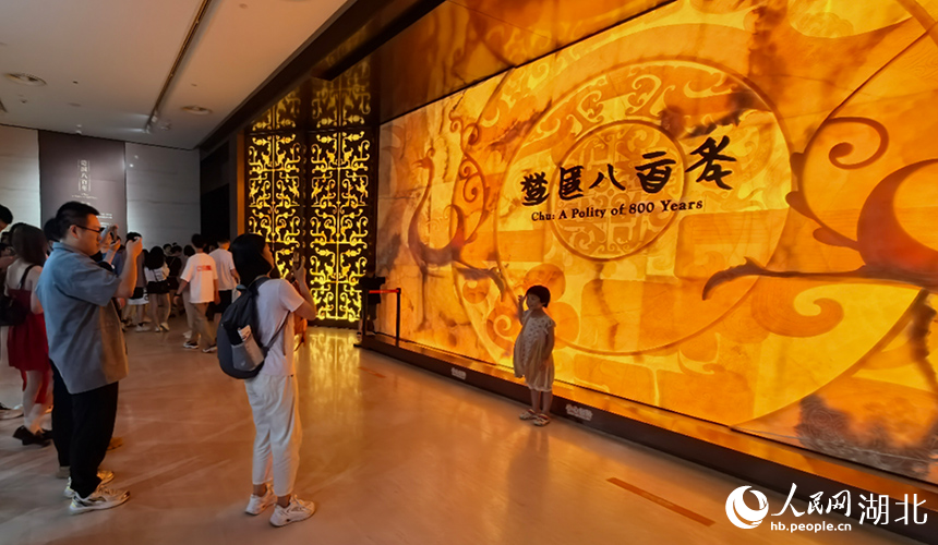 外地游客帶孩子打卡湖北省博物館。人民網(wǎng)記者 周雯攝