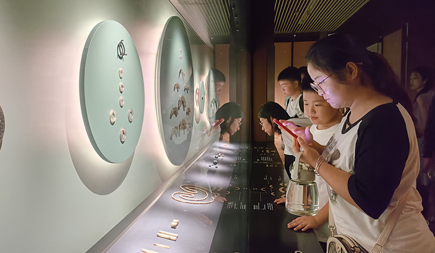 參觀者紛紛駐足觀看。李梓良攝