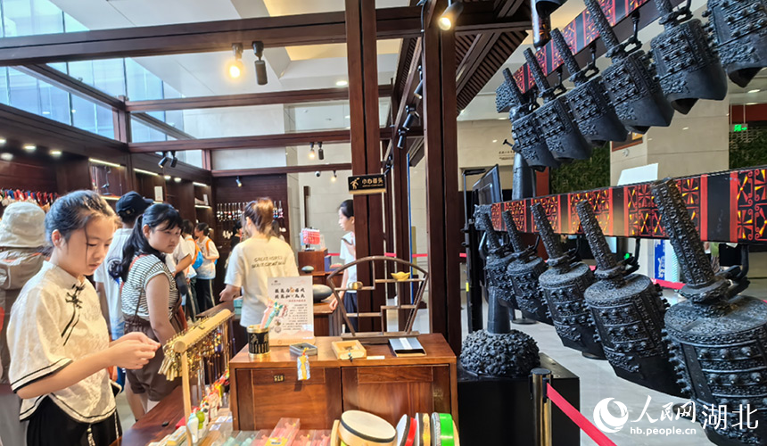 博物館文創(chuàng)產(chǎn)品受追捧。人民網(wǎng)記者 周雯攝