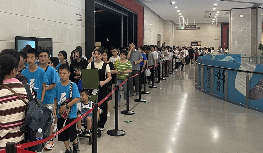 參觀者眾多。夏嘉旎攝