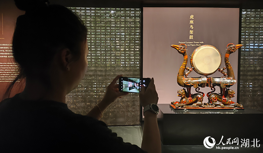 虎座鳥架鼓造型精美，吸引游客拍照留念。人民網(wǎng)記者 王郭驥攝