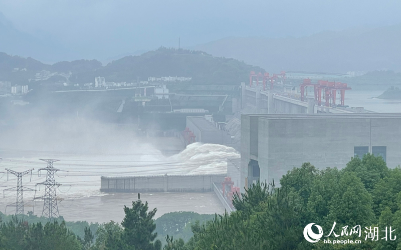 三峽水庫正在泄洪。人民網(wǎng)記者 周倩文攝