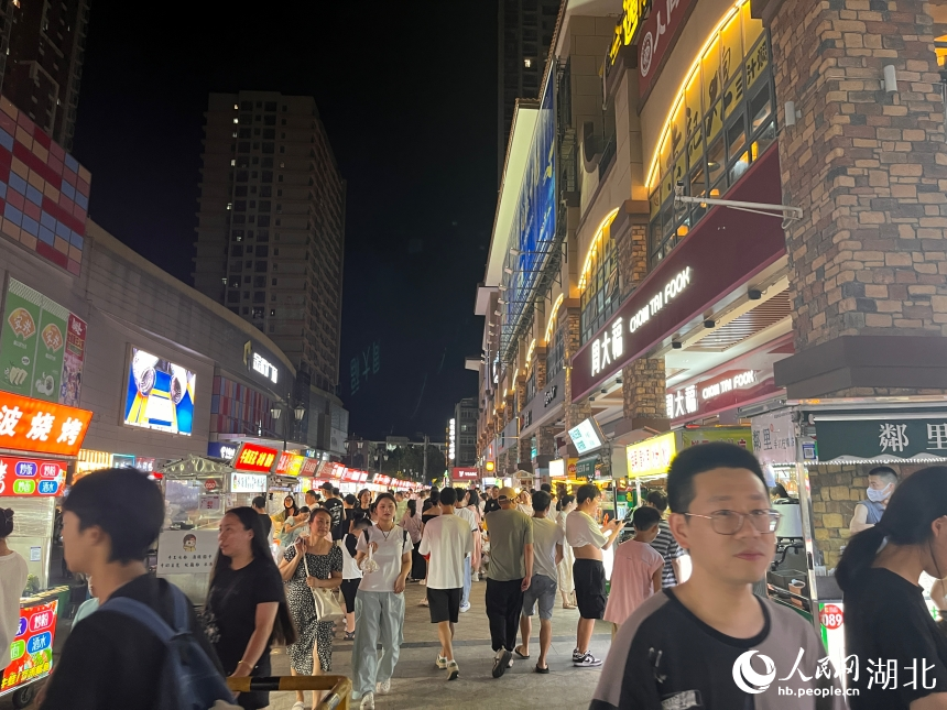 園林北路人聲鼎沸的宵夜市場。人民網(wǎng)記者 張雋攝