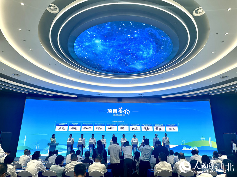 現(xiàn)場簽約。人民網(wǎng)記者 張沛攝