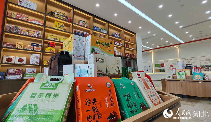 潛江小龍蝦產業(yè)鏈上的各種產品。人民網記者 王郭驥攝