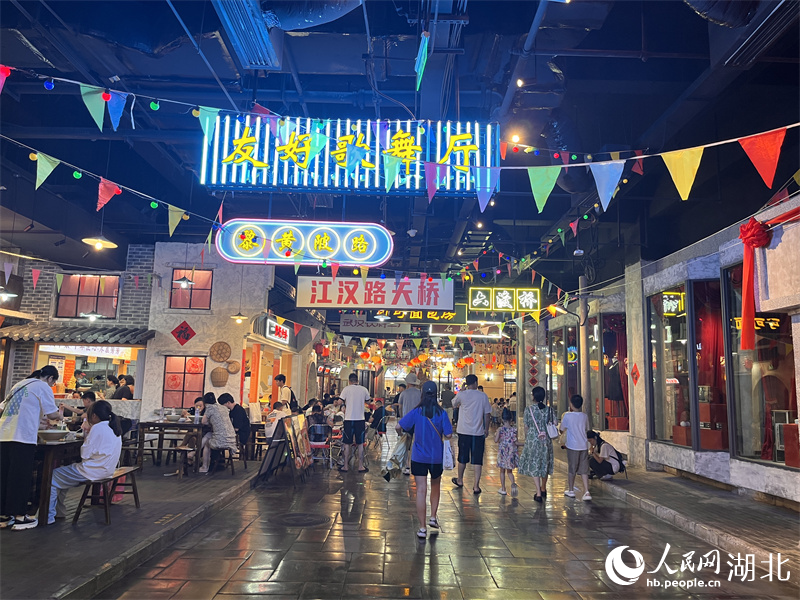 商圈人流如織，游客體驗美食。人民網(wǎng)記者 張雋攝