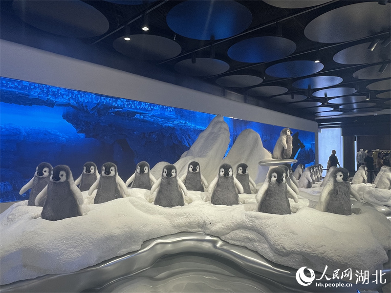 在SKP和“企鵝”打招呼。人民網(wǎng)記者 周恬攝