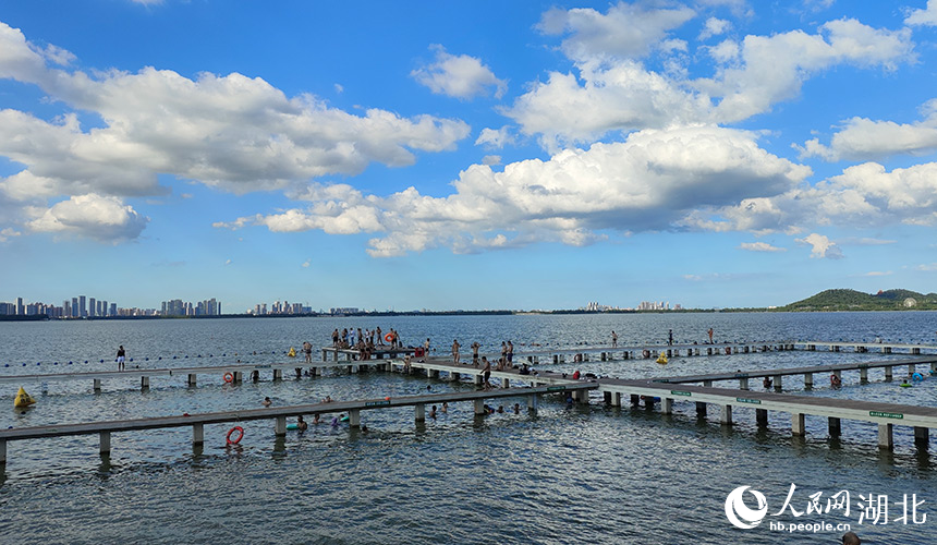 7月29日，武漢東湖凌波門，市民戲水游玩。