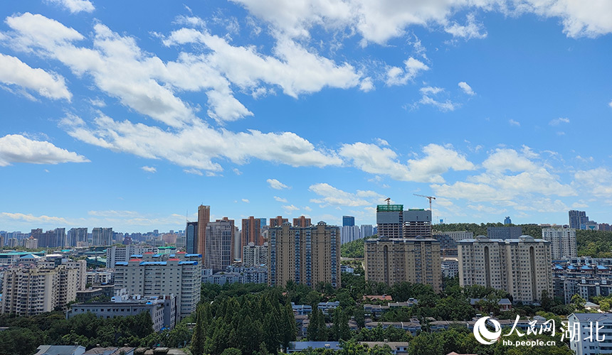 7月29日，武漢藍(lán)天白云與城市建筑交相輝映。