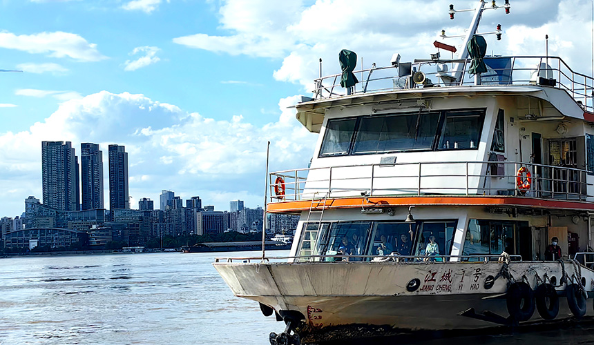 復(fù)航的武漢輪渡。人民網(wǎng)記者 肖璐欣攝