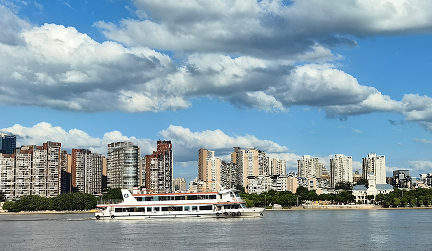 復(fù)航的武漢輪渡。人民網(wǎng)記者 肖璐欣攝